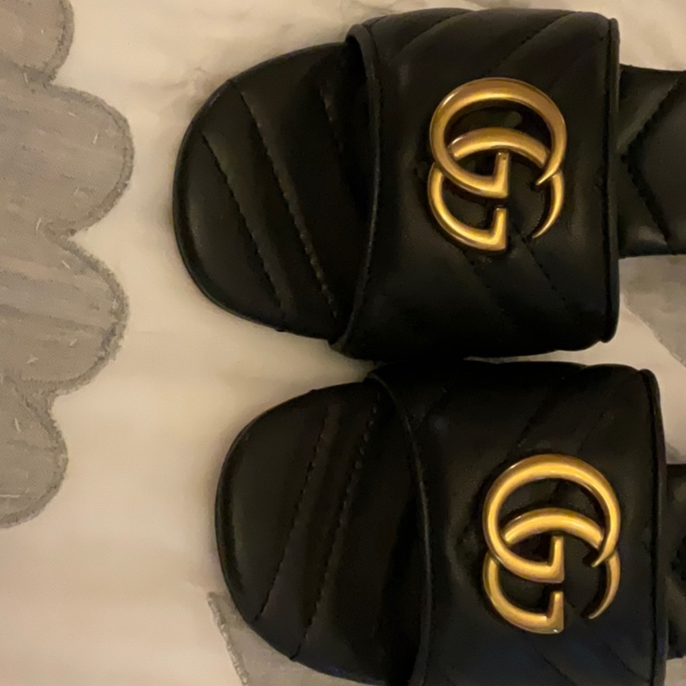 Gucci sandals with skinny heel and gold Gucci symbol (black) - Picture 5 of 5